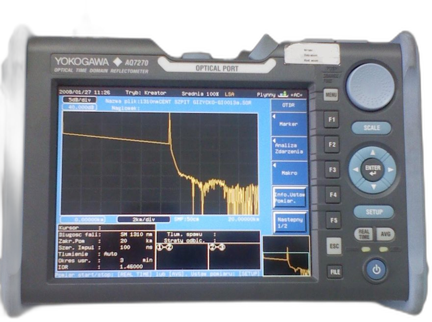 Equipamento OTDR Yokogawa exibindo um traço de fibra óptica